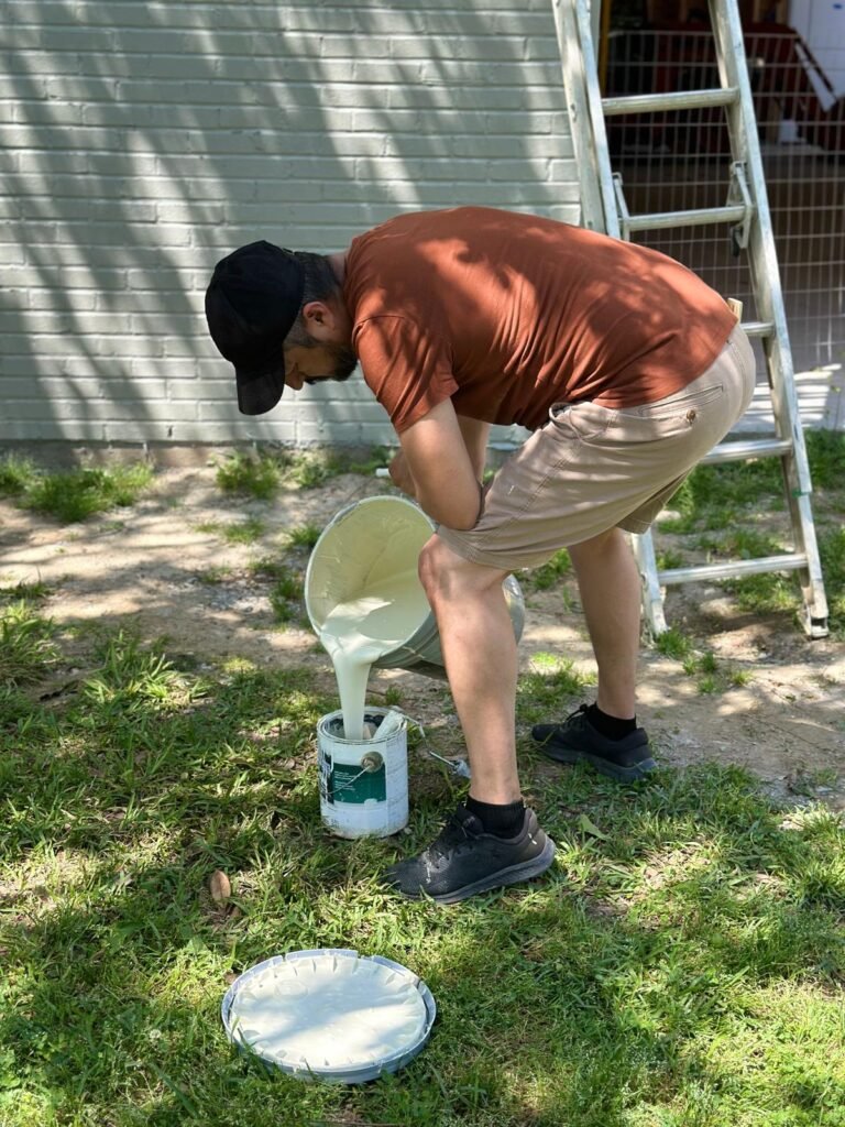 Hombre trabajando en preparacion de pintura